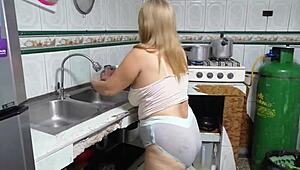 Mi hijastra flirts with me in the kitchen, oh man