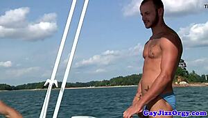 Johnny Rapids eksploderer i vild orgy udladning på båd