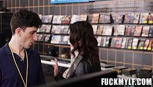 فاتك لحظة ساخنة مع سارة عربيك ونيك ستروكس