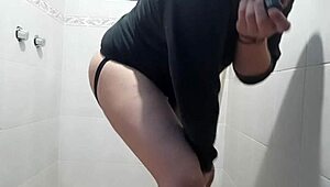 i'm masturbatin in the bathrom with a vibrator, feelin so good