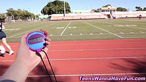 운동 잘하는 레즈 18+년들 파티서 손가락 보지 핥기!