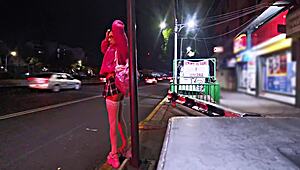 Offentlig luder blinker miniskørt i udendørs exhibitionist stunt