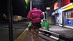 Offentlig luder blinker miniskørt i udendørs exhibitionist stunt