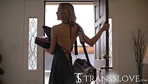 Эй, хочешь попробовать масляный массаж огромного члена моей транс-клиентки для веселья?