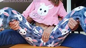 tatăl vitreg nu se poate opri să tachinze pizda udă a fiicei vitrege și țâțele mici 18+ în pijama