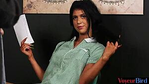 Femdom CFNM laska obserwuje profesora wyczesującego w klasie