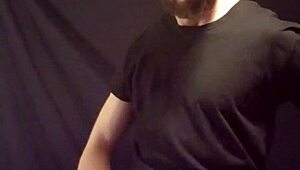 게이 남자가 커다란 자지 흔들며 딸딸이 치는 중!