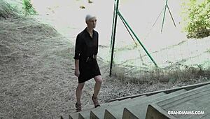 Hej, hubená babičko, dominuj tomu twink otrokovi veřejně!