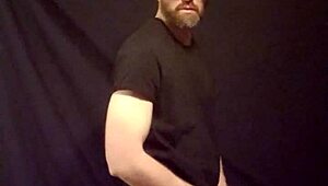 게이 남자가 커다란 자지 흔들며 딸딸이 치는 중!