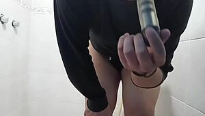 i'm masturbatin in the bathrom with a vibrator, feelin so good