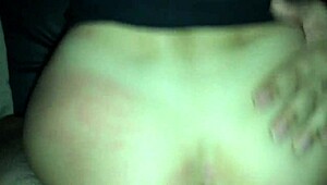 Kíváncsi öreg barát nézi, ahogy a sovány feleség csal a swing házban.