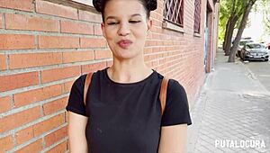 Hej, podívej na tuhle brazilskou děvku polykající spermat po divoké akci