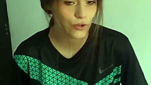 mi hermanastra quiere vivir conmigo y me folla duro en doggystyle cachondo