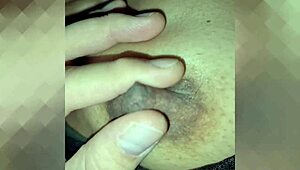 Madrastra milf embarazada comparte cama con hijastro en encuentro cercano