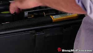 Yo tiffany watson, üvey amcanın yanında üvey kuzenini mi beceriyorsun?