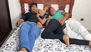 Sledování filmu se mění v netorare s přítelkyní a nejlepším kamarádem v cowgirl. Domácí amatérský klip zachycuje každý atletický pohyb