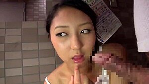 ホットな日本の既婚隣人がHDで僕をからかう