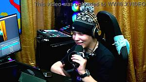 Ela ficou de quatro na mesa e empinou para o apresentador bem gostoso - bia ruiva podcast p�pum no barraco completo no red sheer