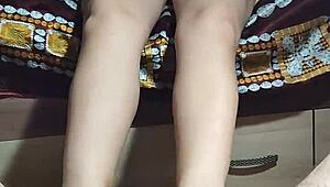 アジアンベイブが脚と手でチンポを扱く 😘