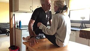 Láska v kuchyni se změní v párovou domácí seanci