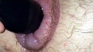 Jebem svojo napihnjeno moško pičko s igračko v domači sceni