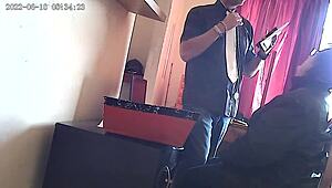 Urmăresc la CCTV cum secretara suge pula șefului la serviciu