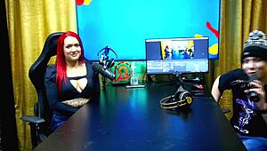 Ela ficou de quatro na mesa e empinou para o apresentador bem gostoso - bia ruiva podcast p�pum no barraco completo no red sheer