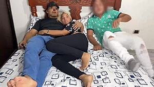 Sledování filmu se mění v netorare s přítelkyní a nejlepším kamarádem v cowgirl. Domácí amatérský klip zachycuje každý atletický pohyb