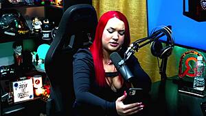 Ela ficou de quatro na mesa e empinou para o apresentador bem gostoso - bia ruiva podcast p�pum no barraco completo no red sheer