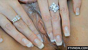 نجمة بورن ناضجة تثير في جلسة استمناء سولو