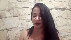 Želiš da probaš hardcore anal? Jebi to veliko brinetino dupe