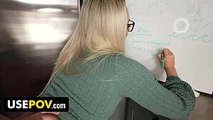 Hot Milf Teacher Heather Hendrix Multitasks with Blowjob