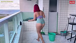 Unajmio sam nestašnu služavku sa sićušnim 18+ šorcima, njena guza me izluđuje