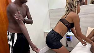 levou namorada pro amigo foder e meteram cu ate gozar toda. safada gritando de prazer.