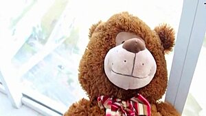 Latina voluptuoasă Angelina Castro se frotă de ursuleț cu pizda în lenjerie solo