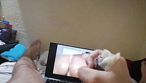 joven caliente masturbandose buscando placer y queriendo hacer el amor