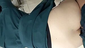 זוגות סטודנטים מזדיינים בשירותים עם מציצה וזריקה עומדת