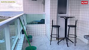 Unajmio sam nestašnu služavku sa sićušnim 18+ šorcima, njena guza me izluđuje