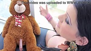 Latina voluptuoasă Angelina Castro se frotă de ursuleț cu pizda în lenjerie solo