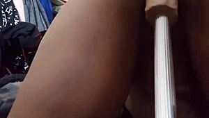 Καβαλάει dildo μέχρι τέλους