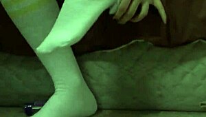 Tämä kaveri valtavalla kyrvällä paukuttaa karvaista märkää pillua armottomasti. Puhtaasti raakaa aktsia!