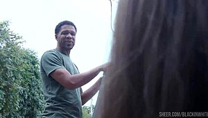 Hej kluci, podívejte na Bellu Rolland s dvojitým dildem solo před drsným analem od dvou dělníků.