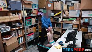 Офицер Wrex Oliver хваща Catarina Petrov за жестоко наказание