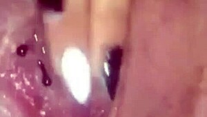 Esposa caliente se masturba con dildo y dedos