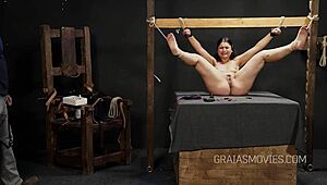 Hilflose fette BBW bekommt Fußsohlen ausgepeitscht