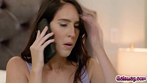 オクタビア・レッドがルームメイトカデンスを指マンレズリム舐め玩具キスで実験！