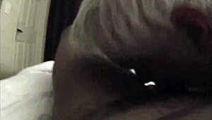 راجل عجوز حار يغوص في لعب طيز أسود. مص زب بقى هوسه الجامح.