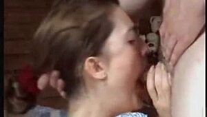 Liza bere do huby plnou kundi na webcam chatu