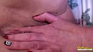 Velkoprsé zralé lesbičky si prstují a ližou v lesbické trojce