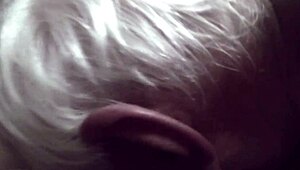 راجل عجوز حار يغوص في لعب طيز أسود. مص زب بقى هوسه الجامح.